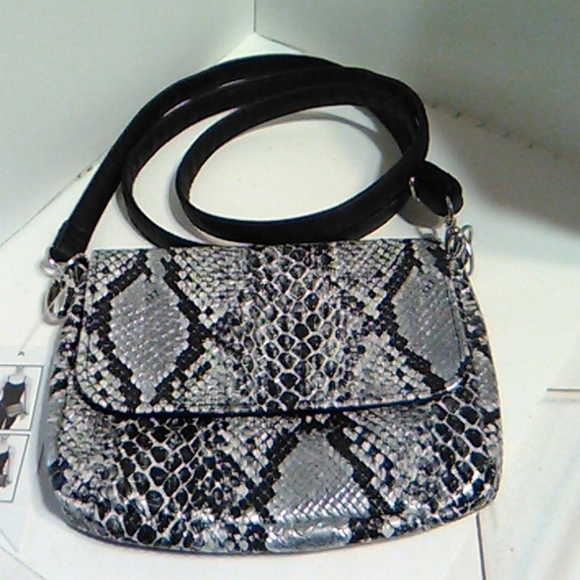 Cruise Club Handbags - Nwt Silver skin look cross body bag